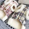 Hundekleidung Haustierkleidung mit Plüsch Verzierungen auffällige karierte Druckweste modischer Wintermantel für Katzenwetter