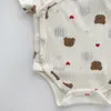 Summer Baby Romper Üçgen Bodysuit Kısa Kollu Tulum Karikatür Baskı Onepieces Ücretsiz Şapka Giyim Setleri Kimono 240327