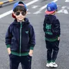 Zestaw odzieży dziecięcej podwójny aksamitny liter mody z kapturem 2PCS Hoodies Płaszcz Pole Kids Boys Tracksuit na jesienną zimę 240318