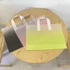 Borse portaoggetti 50 pezzi Borsa in plastica satinata sfumata Ispessimento Durevole Maniglia potente Abbigliamento Regalo Borsa per imballaggio cosmetico Shopping