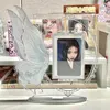 Ramar akrylpokardhållare roterbar fjäril vinge po ramskort display stativ stationta idol vykort prydnad