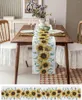 Nappe de table en lin avec feuilles d'eucalyptus vertes, chemin de tournesol jaune de ferme pour cuisine, salle à manger, décor de fête de mariage