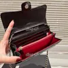 19 CM Cadena de solapa de lujo Cartera de diseñador para mujer Caviar / Piel de cordero Matelasse Bolsa para las axilas Hardware dorado Tendencia Monedero Empuje Bolso Evento Embrague Pochette Fanny Pack