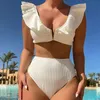 2024 européen et américain couleur unie à volants printemps maillot de bain fendu femmes taille haute Beach Resort Bikini 240327