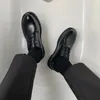 Scarpe eleganti da uomo 2024 Estate britannico nero casual in pelle affari studenti testa grande lavoro moda scarpe vera pelle