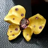 Brosches högkvalitativ K9 Material Crystal Bow Brosch Dumb Gold Color Farterfly Flower Pins Klädtillbehör Corsage For Women Men