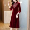 Abiti casual 2024 Temperamento Moda Abito dimagrante Stile classico Cheongsam di velluto inchiodato a mano