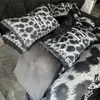 Ropa de cama para el hogar de lujo Diseñador Patrón de leopardo Estampado de letras Cómodo juego de cama de cuatro piezas Funda nórdica de plumón de moda Sábana Funda de almohada de moda Juego de edredón