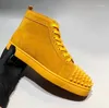 Casual Shoes Berdecia Men spikar spetsar upp flock läder gul färg fritidsstil hög topp nit chaussures manliga fjäder sneakers