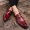 أحذية غير رسمية حمراء متسكعون للرجال زلة على إصبع القدم المدبب مصممًا سميكًا للرجال المريح من الجلد moccasin