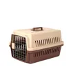 猫のキャリアペットエアボックスの猫と犬は、ケージを運ぶために出かけます。