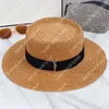 Chapeau de paille de styliste d'été pour hommes et femmes, chapeau de plage unisexe, tresse d'herbe, Protection solaire, seau plat à la mode