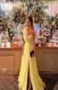 2022 New Yellow Tulle Long Prom Dresses 어깨 연인 측면 슬릿 바닥 길이 이브닝 가운 여성 파티 공식적인 드레스 6269648