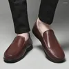 Chaussures décontractées en cuir pour hommes, de haute qualité, à enfiler, solides, concises, à talons bas, confortables, pour le travail, printemps et automne, 2024