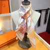 Kvinnors designer silkescarf för kvinnor modemärke häst kvadrat 100% silkescarf wrap huvud halsdukar med taggar enkla att matcha storlek 90*90 cm