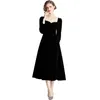 カジュアルドレスZuo Man ru Fall/Winter 2024 Square Neck Black Velvet Long Sleeve Dress French Retro Hepburn Styleシンプルウエストスリムスカート