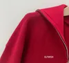 Dameshoodies Damesmode Rode katoen-wolmix Gebreid sweatshirt Matrozenkraag met verlaagde ritssluiting op de voorkant Geborduurde patch