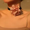 Colliers pendentifs Collier en tissu de style français avec bracelet de cou de fleur incrusté de cristal super étincelant comme cadeau de la Saint-Valentin