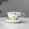 Cerâmica xícara de café pires colher conjunto flor xícaras de chá conjunto europeu caneca de porcelana e pires para xícaras de café canecas coffeeware presente 240319