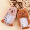 Capybara Photocard Holder mignon Cat lapin en peluche kpop Photocard support de style coréen Carte de bus légumes de la carte de bus extérieur A75U #