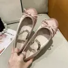 Flats merk ontwerp zijden ballerina pompen vrouwen zoete boog ballet flats dames kristal riem Mary janes schoenen in roze kleur