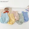 Sommar i barn baby flickor pojkar söta kläder spädbarn småbarn rutig ärmlös bomull jumpsuits födda bodysuits 024m 240327