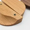 Un paio di manopole in legno per porta di legno.