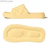 Chaussures à la maison hommes pantoufles à la gaufre conception de salle de bain douche de salle de bain non glissade de glissades chaussures tongs flip-flop sams pantoufles de plage légères sandales souples y240401