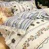 Set di biancheria da letto in twill di cotone a quattro pezzi con stampa floreale e tintura a balze, lenzuolo in tre pezzi a colori su due lati, 1,8 M.