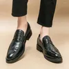 Scarpe casual da uomo d'affari inglesi retrò giovanili formali da passeggio da uomo mocassini da esterno di alta qualità 2024 moda uomo Oxford