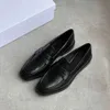 Lefu facile à mettre avec seulement un pied.Ils sont fabriqués en cuir authentique simple, à la mode et haut de gamme.Les petites chaussures en cuir en miroir de couleur unie sont confortables