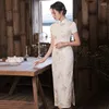 Etnisk klädklassisk elegant vit kvinnlig Qipao Vintgae Mandarin Collar Lace Flower Cheongsam Sexig delad Vestidos Traditionell kinesisk