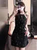 Casual jurken sall size 2024 mode zomer vrouwen sexy veter mouwloze geborduurde fakkels backless mini zwarte jurk