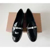 Mocas de cadeia de pérolas redondas, sapatos de couro pequenos, couro de patente, estilo francês de um pé, sapato único, estilo minimalista feminino