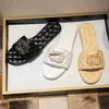 Sandales de diapositives métalliques Luxury Femme Sandale Brand Flip Flops for Women High Quality Élégant Classiques de mode Sandale Sandale Slipper Flat Shoe