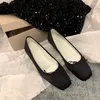 Buty zwyczajne 2024Spring Bowtie Balet Moda płytko poślizgnąć się na kobietach płaskie mokasyny damskie baletki baletowe Mocasiny