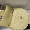 Diseñador Luxury New Camellia Golden Ball Series Bolsa de silla de montar hecha de alto brillo de piel de oveja Bolsa de hombro para mujer disponible en blanco negro y amarillo