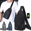 Sacs de taille Multifonction Patent Cuir Men Sag de poitrine de haute qualité Forme croisée imperméable avec USB Charging Riding Packs