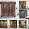 Cortinas de chuveiro rústico Porta de celeiro de madeira na fazenda de pedra imagem vintage desgin rural arquitetura rural de tecido decoração de banheiro 240423