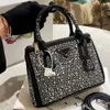 Borse borse da donna di lusso borse borse borse borse da design mini spalla preziosa triangolo in pelle con zaino di qualità di alta qualità per trucco medio.
