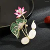 Broscher 2024 elegant lotus damm månsken kvinnor brosch naturligt sötvatten pärla koppar mikro-zirkon broche stift korsar gåva till vänner