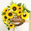 Decoratieve bloemen zonnebloemen krans met welkome kunstmatige lente voor voordeur boerderij
