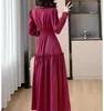Robes décontractées 2024 élégant vins de printemps rouge satin midi robe mode femme v cou de cou choeur et volants roses