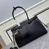 Drawstring PR 2024 Orijinal Yağ Balmumu Deri Malzeme Parlak Yüzey Taşınabilir ve Büyük Kapasiteli Çapraz Bagaj taşıyan Crossbody