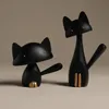 Tierstatues Wohnkultur moderne Skulpturharz -Ornamente für die Wohnzimmerdekoration Desktop Tisch Kawaii weiße schwarze Katze 240430