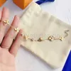 Bracelet Designer pour femme lettre de fleurs pendentif titane en acier plaqué Gold Bracelet Bracelet Bracelets Bracelets Collier4nee