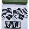 Mens Socks Womens Cotton Sock Designer Populära trendiga kalcetiner calzini andningsbara Socken Classic Meias Men Letter Stocking Bekväma 5 par Många män gåva