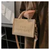 2024 vrouwelijke vierkante crossbody tas esthetische velours elegante letter print dames schoudertassen bovenste handle dames charisma handtassen