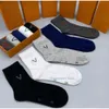 Mens Socks Womens Cotton Sock Designer Populära trendiga kalcetiner calzini andningsbara Socken Classic Meias Men Letter Stocking Bekväma 5 par Många män gåva