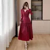 Robes décontractées 2024 élégant vins de printemps rouge satin midi robe mode femme v cou de cou choeur et volants roses